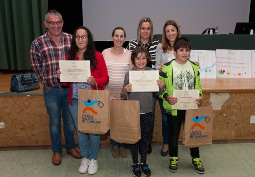 Icía, Sol e Adrián reciben o seu premio por ganaren o concurso de vídeo “Lecer Consumo” convocado pola Xunta